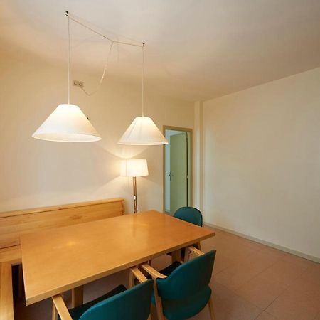 Apartamentos Montserrat Abat Marcet Bagian luar foto