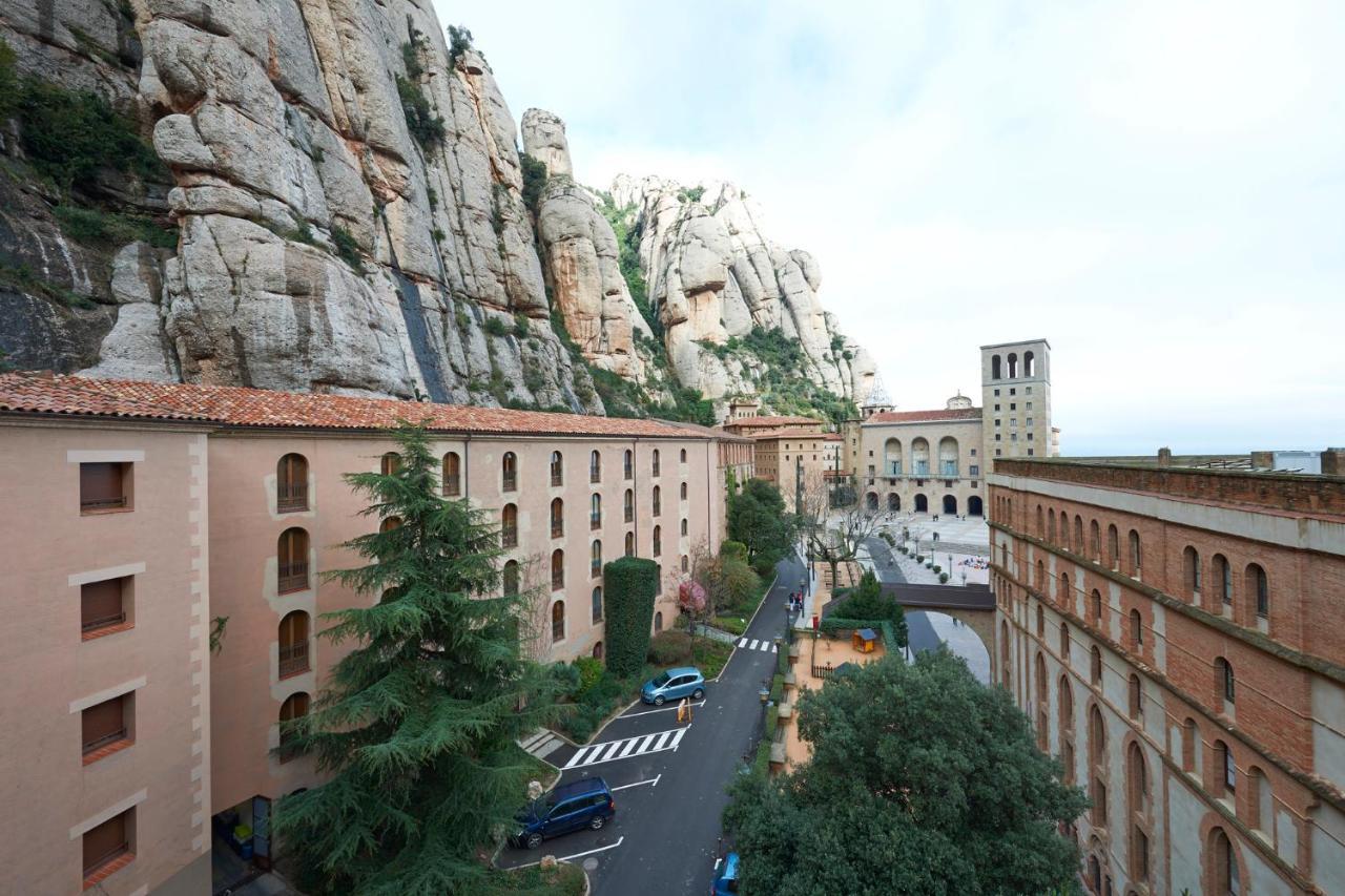 Apartamentos Montserrat Abat Marcet Bagian luar foto