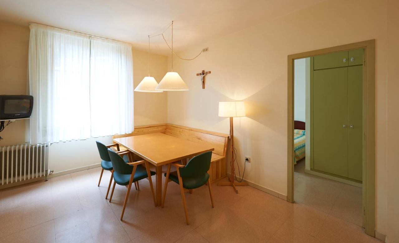Apartamentos Montserrat Abat Marcet Bagian luar foto