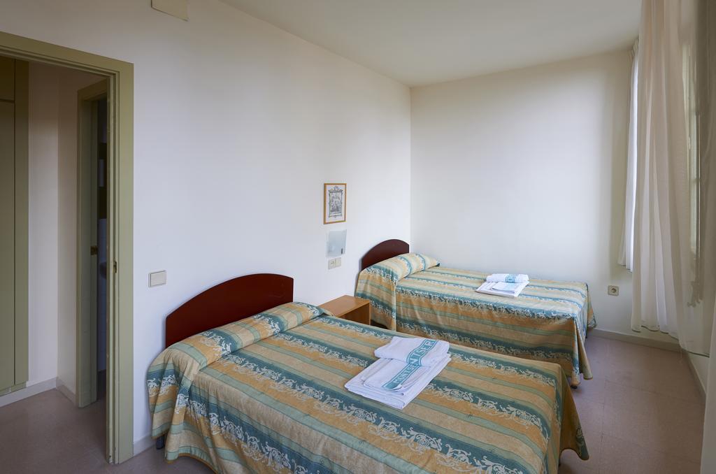 Apartamentos Montserrat Abat Marcet Ruang foto