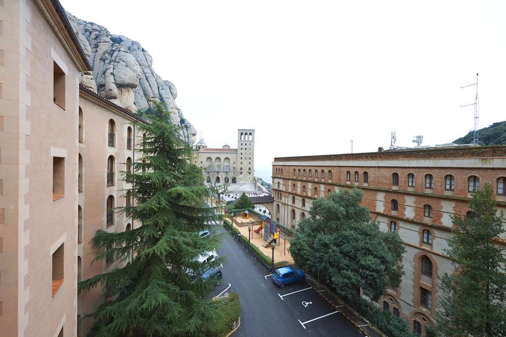 Apartamentos Montserrat Abat Marcet Bagian luar foto