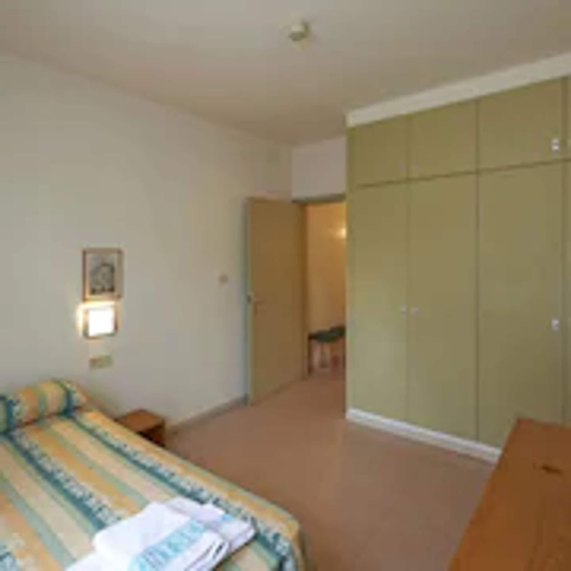 Apartamentos Montserrat Abat Marcet Bagian luar foto