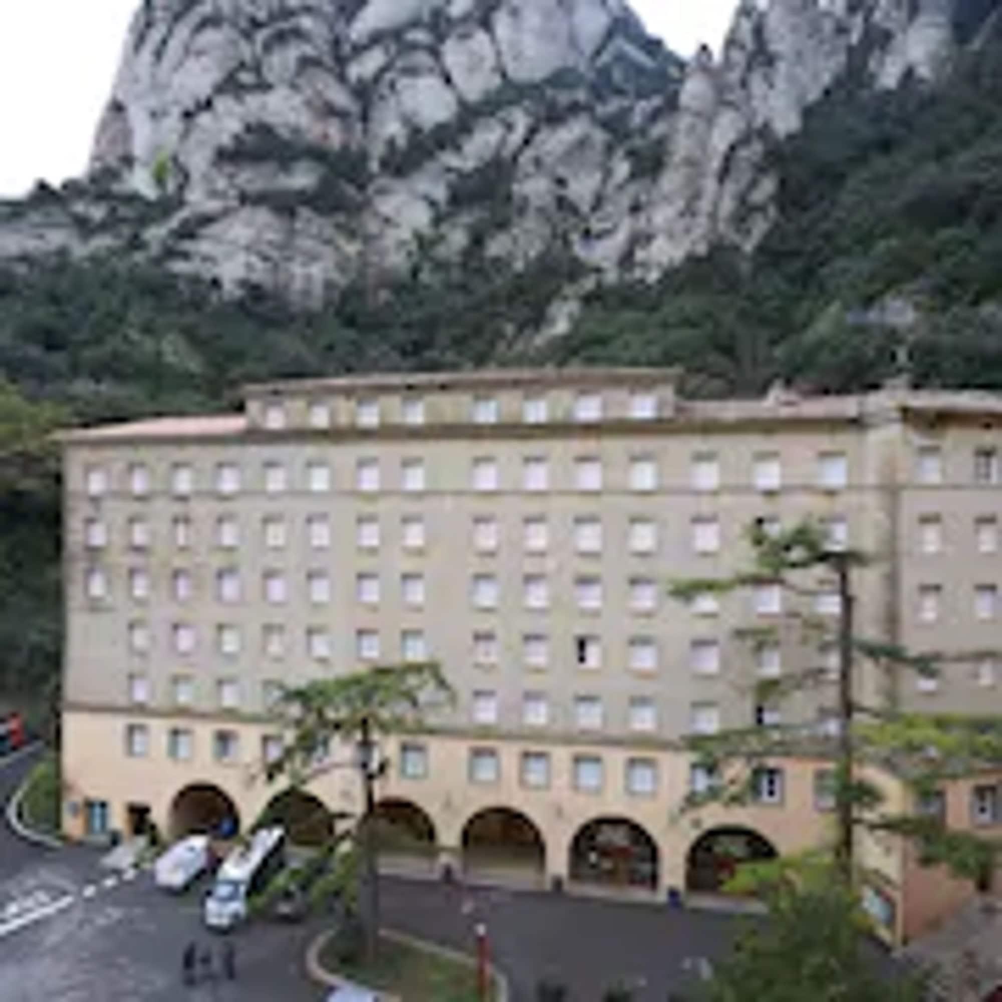 Apartamentos Montserrat Abat Marcet Bagian luar foto
