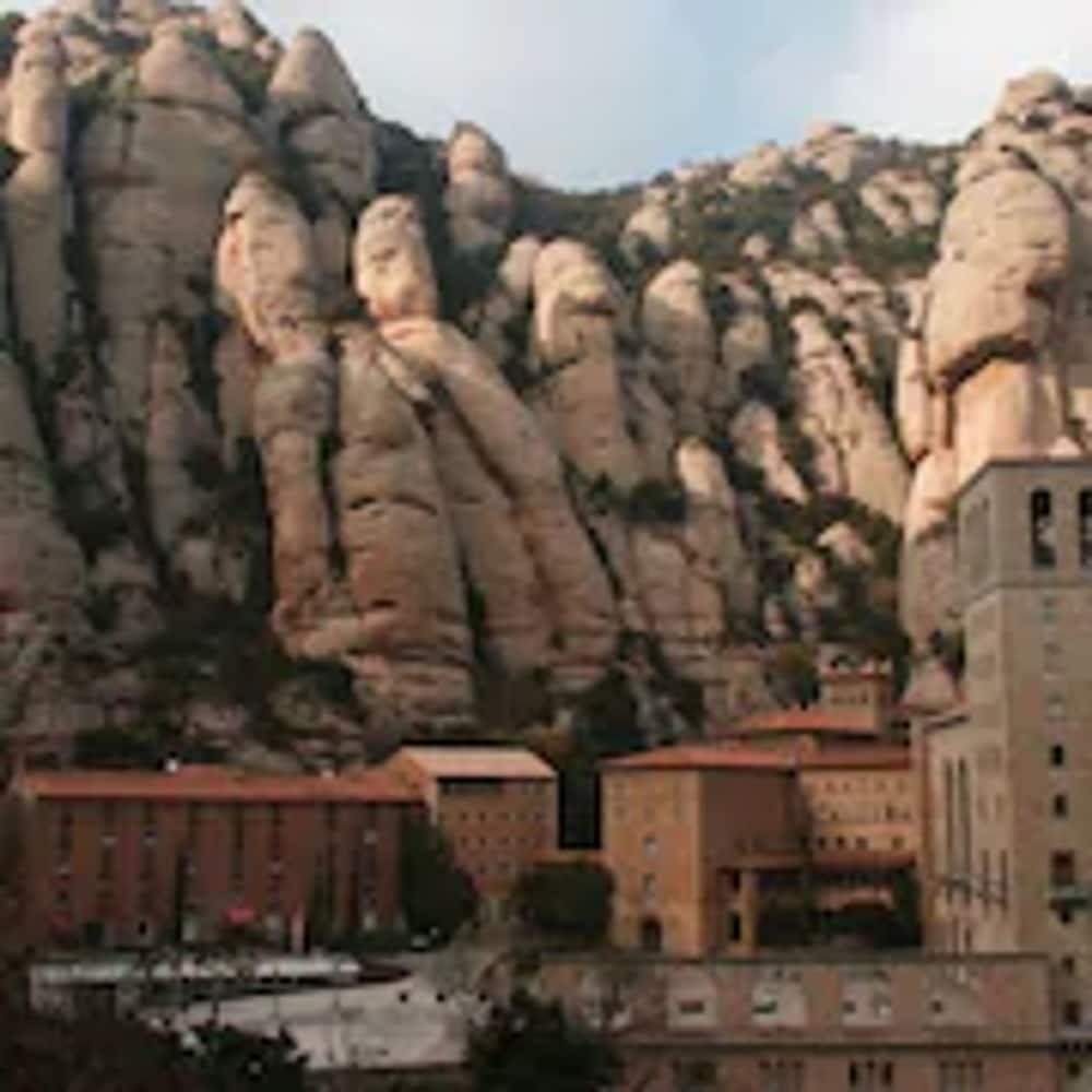 Apartamentos Montserrat Abat Marcet Bagian luar foto