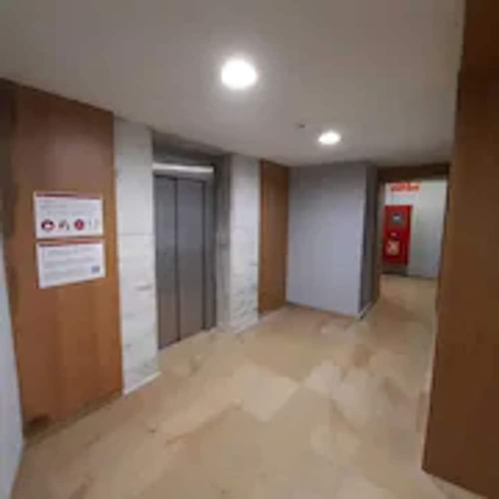 Apartamentos Montserrat Abat Marcet Bagian luar foto