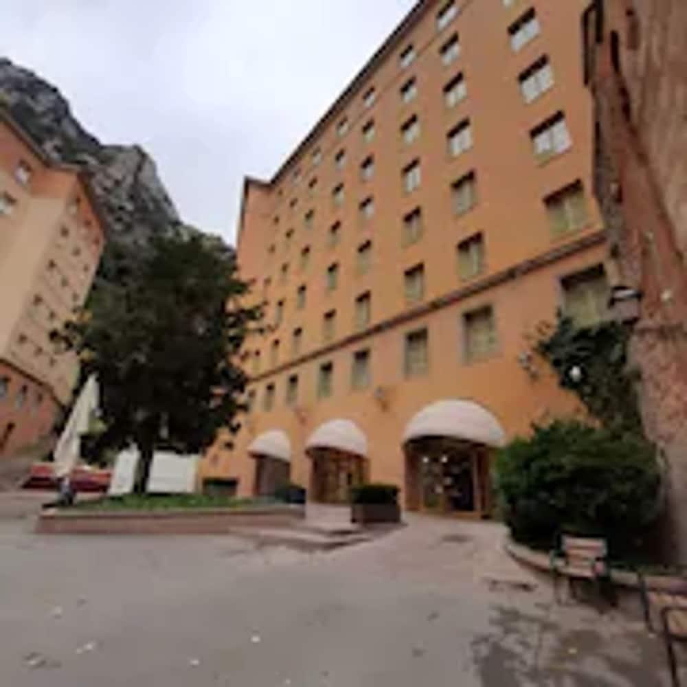 Apartamentos Montserrat Abat Marcet Bagian luar foto