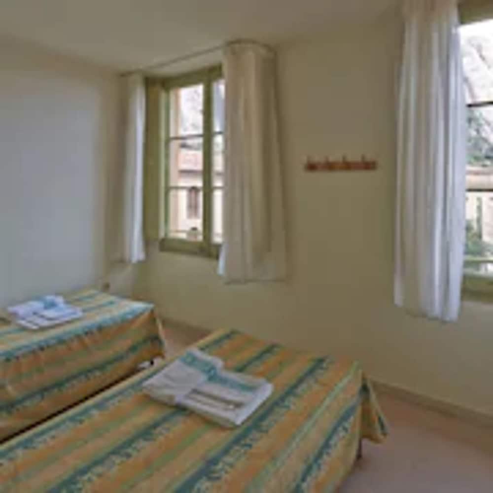 Apartamentos Montserrat Abat Marcet Bagian luar foto