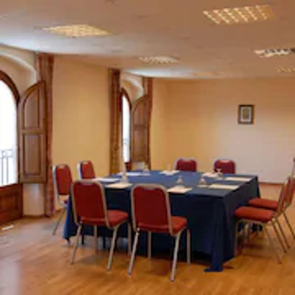 Apartamentos Montserrat Abat Marcet Bagian luar foto