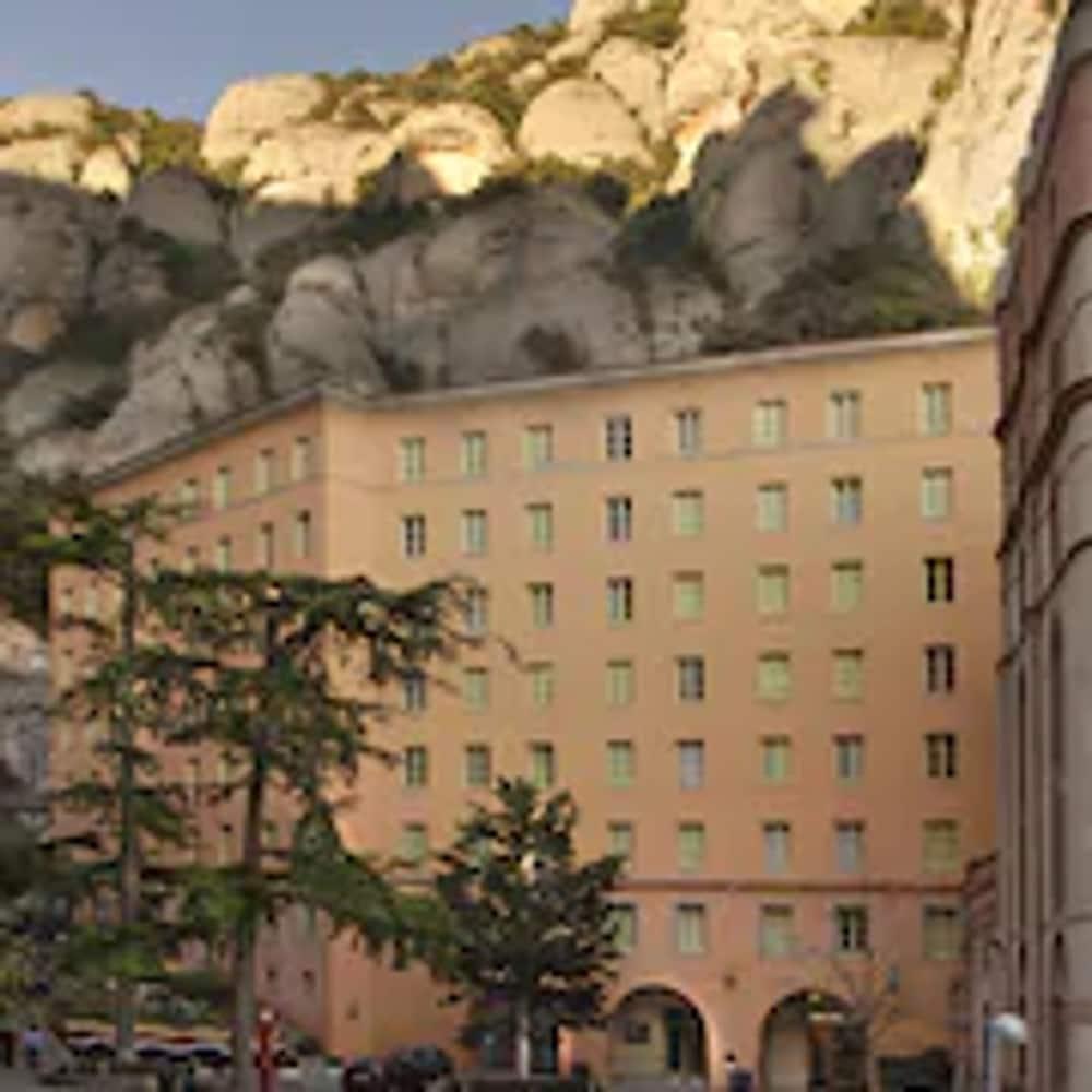Apartamentos Montserrat Abat Marcet Bagian luar foto