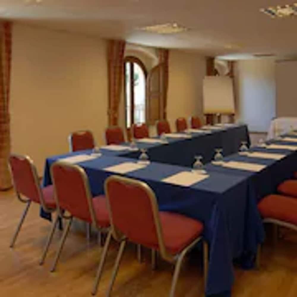 Apartamentos Montserrat Abat Marcet Bagian luar foto
