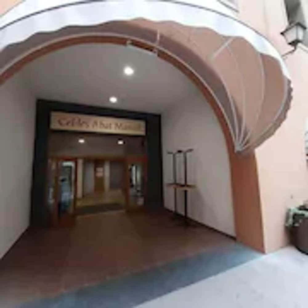 Apartamentos Montserrat Abat Marcet Bagian luar foto