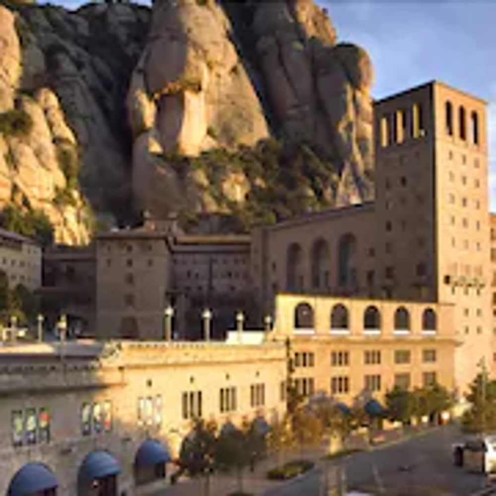 Apartamentos Montserrat Abat Marcet Bagian luar foto