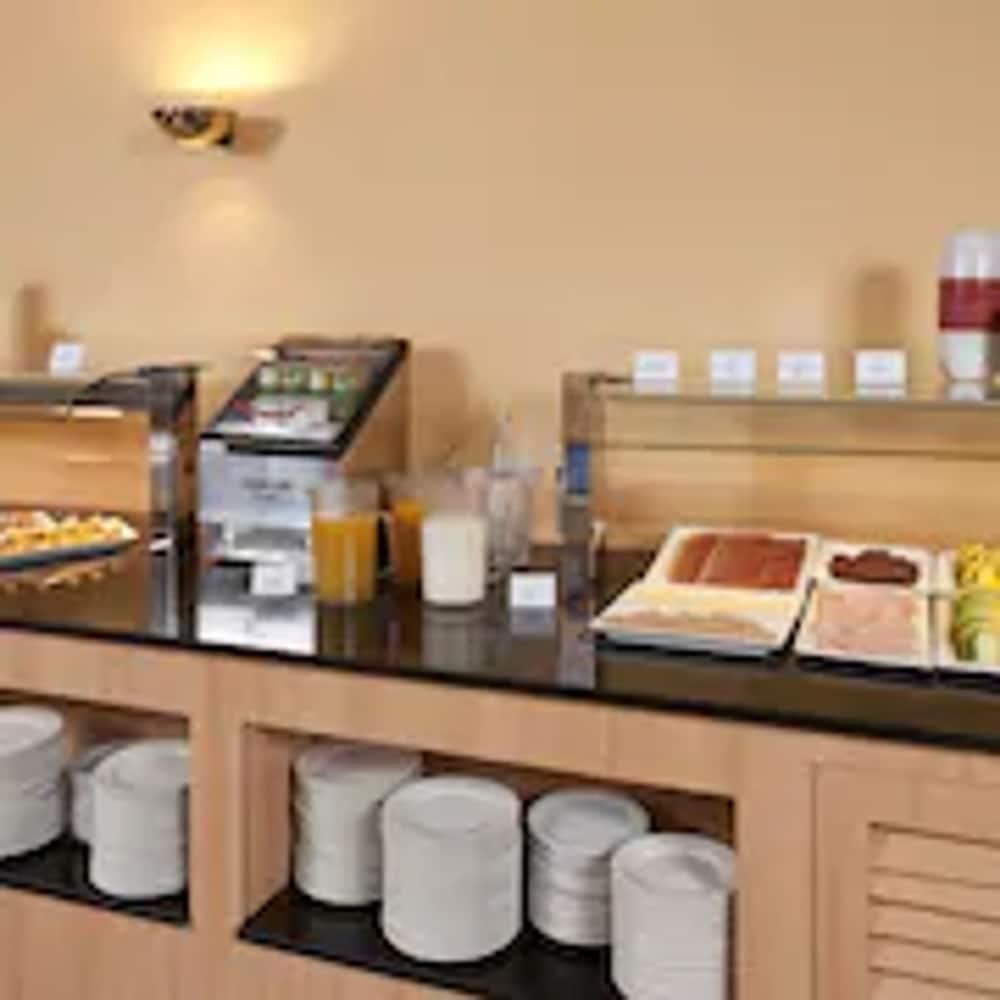 Apartamentos Montserrat Abat Marcet Bagian luar foto