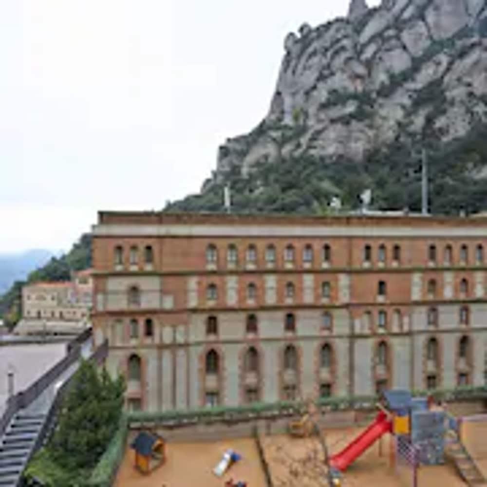 Apartamentos Montserrat Abat Marcet Bagian luar foto