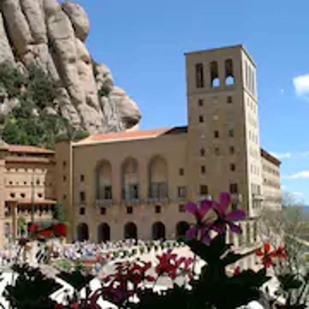 Apartamentos Montserrat Abat Marcet Bagian luar foto