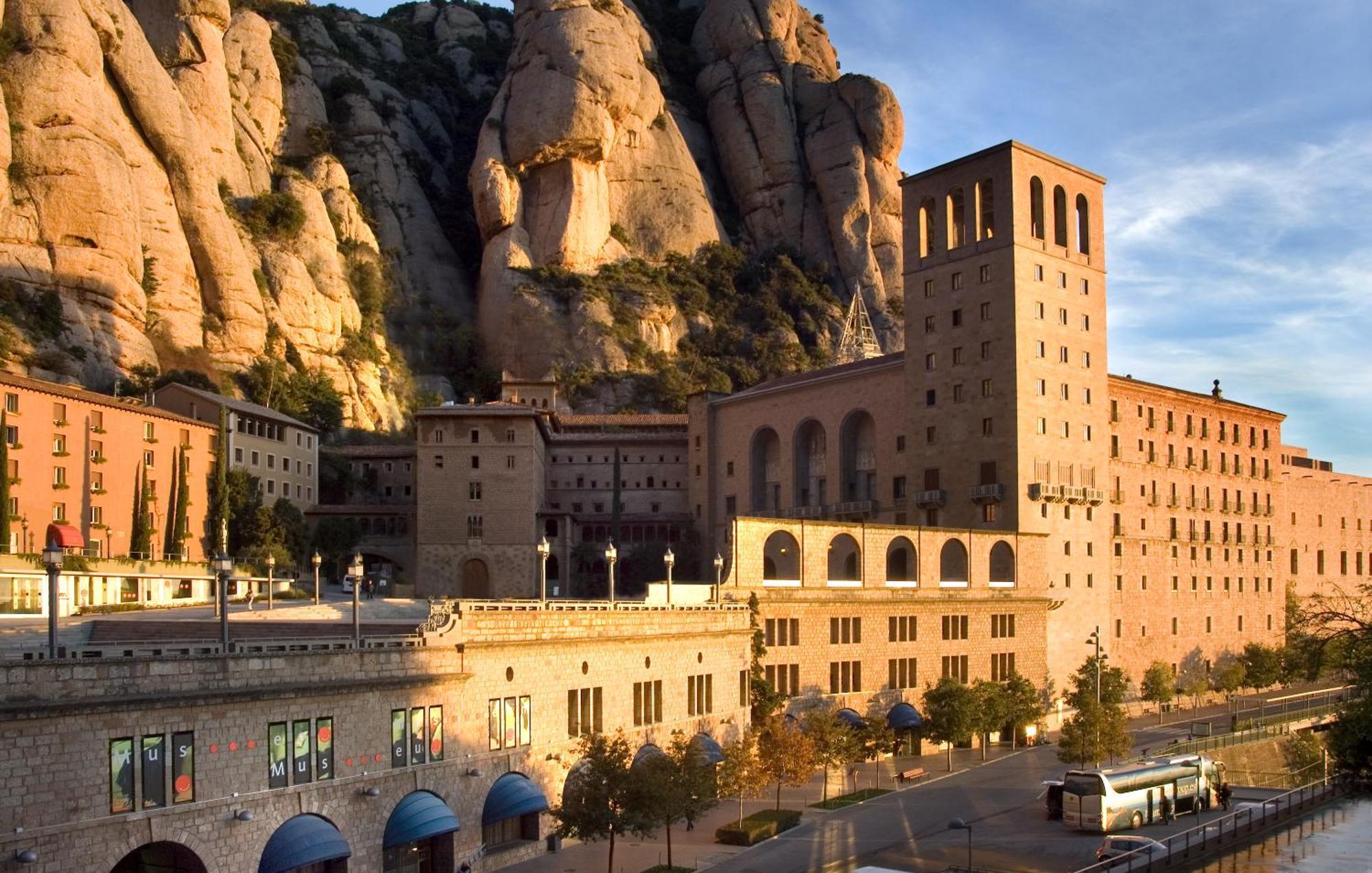 Apartamentos Montserrat Abat Marcet Bagian luar foto