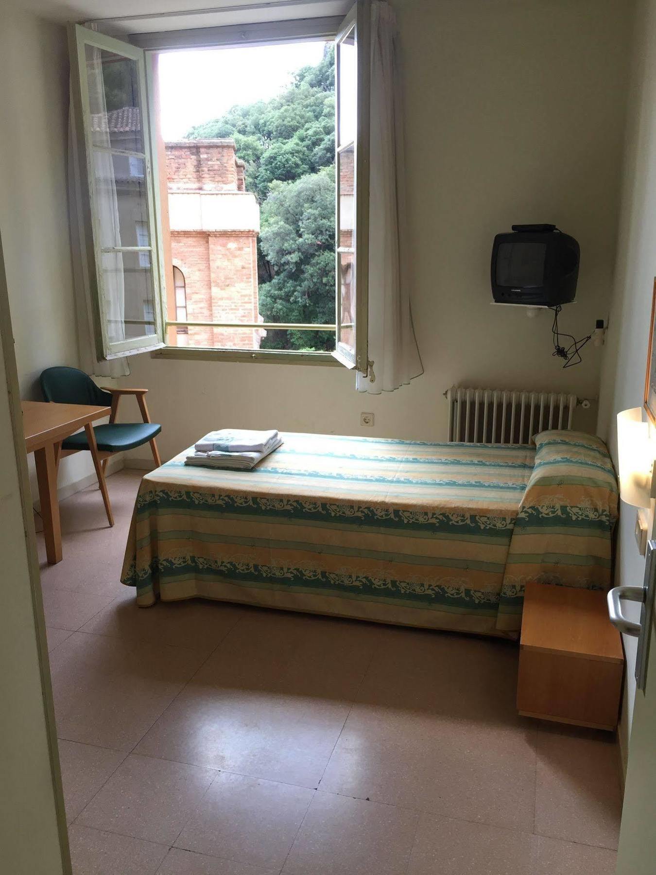 Apartamentos Montserrat Abat Marcet Bagian luar foto
