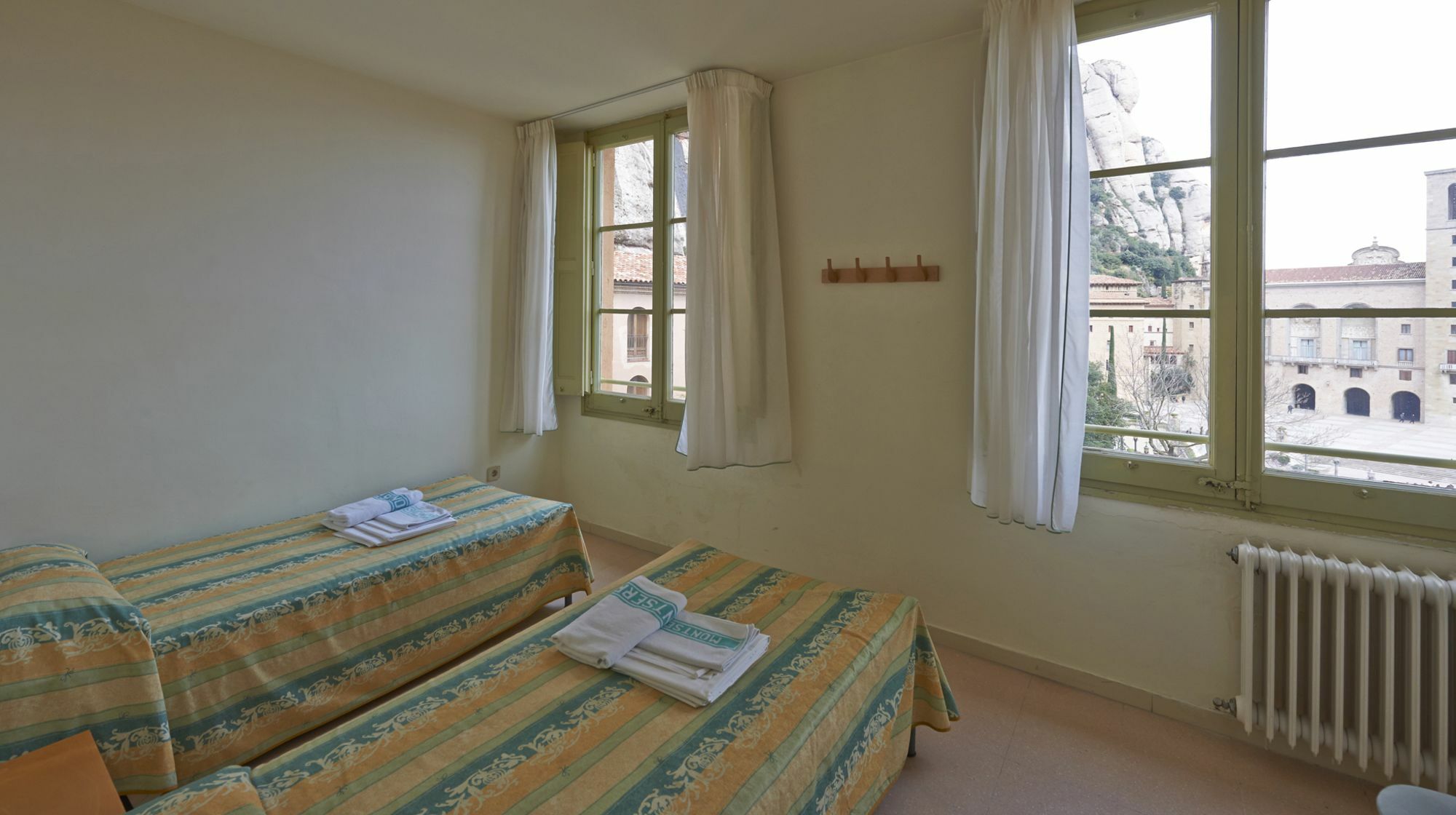 Apartamentos Montserrat Abat Marcet Bagian luar foto