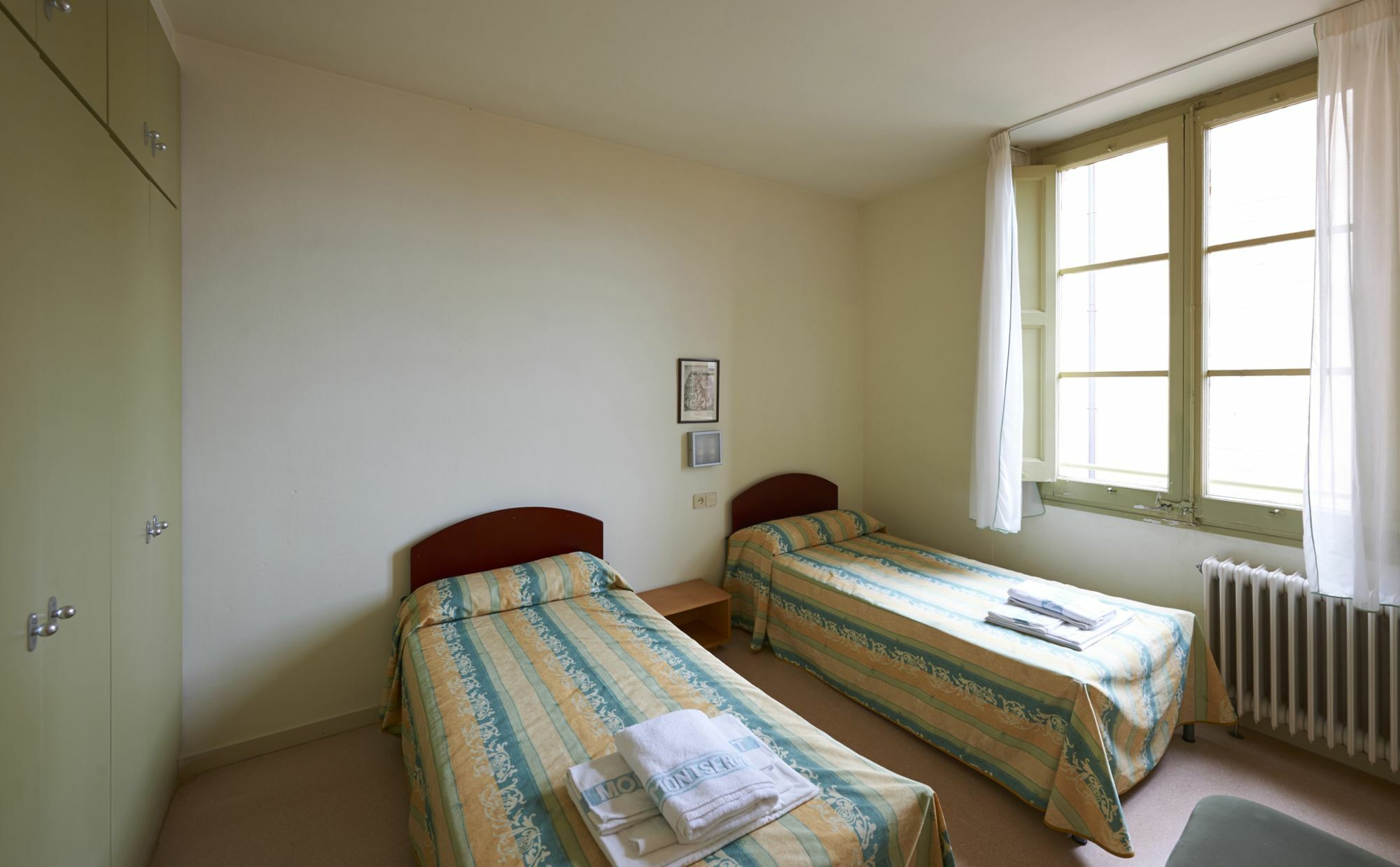 Apartamentos Montserrat Abat Marcet Bagian luar foto